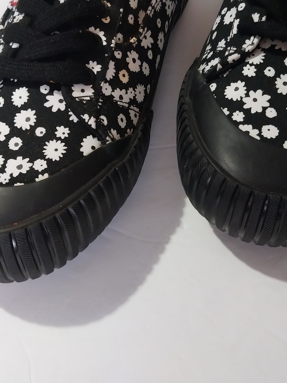 Levi's Black & White Womem"s  Floral Canvas Sneaker Size 6 - Picture 5 of 9